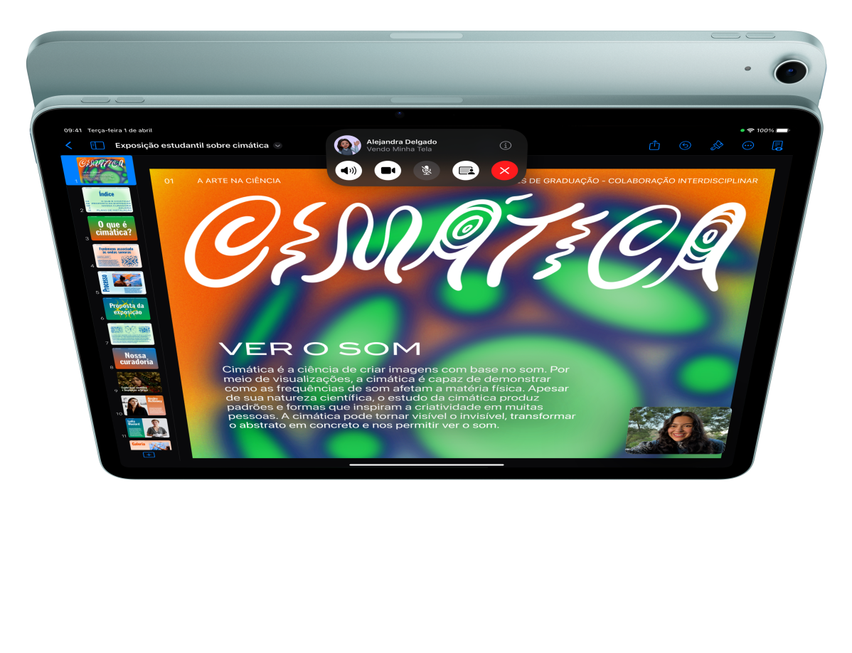 Parte da frente do iPad Air. A tela mostra um usuário participando de uma chamada FaceTime e vendo um Keynote. Atrás está a parte de trás de outro iPad Air.