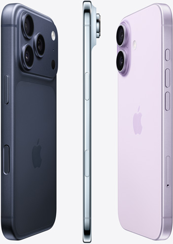 Sisi kamera iPhone 16e warna Putih, iPhone 16 warna Biru Laut Ultra, dan iPhone 16 Pro warna Titanium Gurun dengan pola berlapis, dan layar terkunci iPhone 16 Pro warna Titanium Gurun