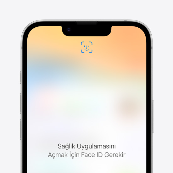 Ekranında Apple Pay kredi kartı ve Face ID’nin gösterildiği iPhone 16e’nin kısmi görünümü.