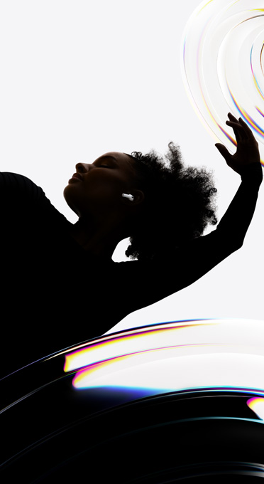 سماعات ‏AirPods Pro 3 موضوعة في أذن راقصة وهي تستمتع بتجربة استماع من دون استخدام يديها