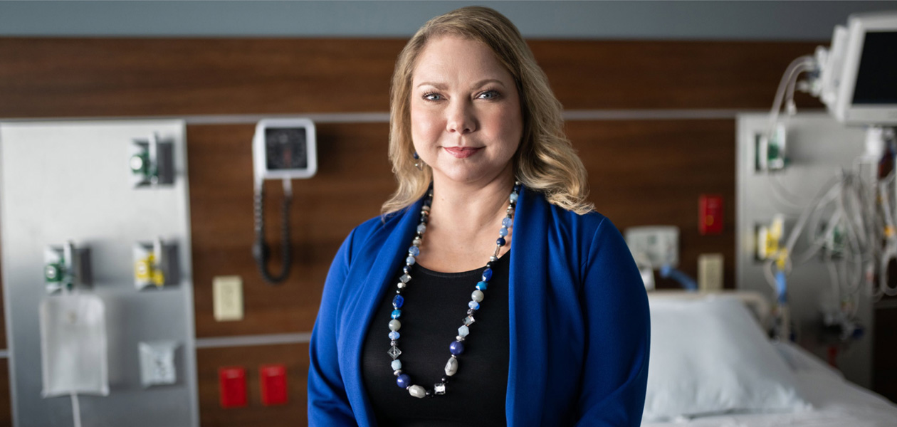 En helsearbeider i et sykehusrom.