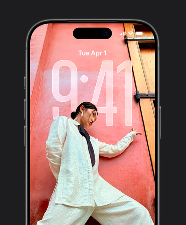 Écran verrouillé d’un iPhone affichant l’heure ajustée par rapport à la photo de l’écran verrouillé