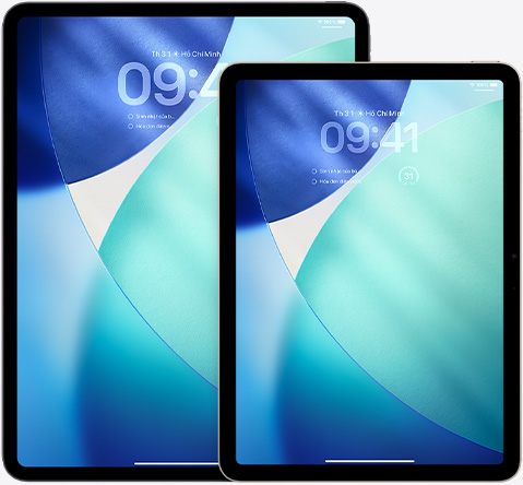iPad và iPad Air, đặt cạnh nhau, iPad Air ở phía trước chồng lên iPad, hướng dọc, Màn Hình Khóa hiển thị thời gian với hiệu ứng Liquid Glass trong mờ